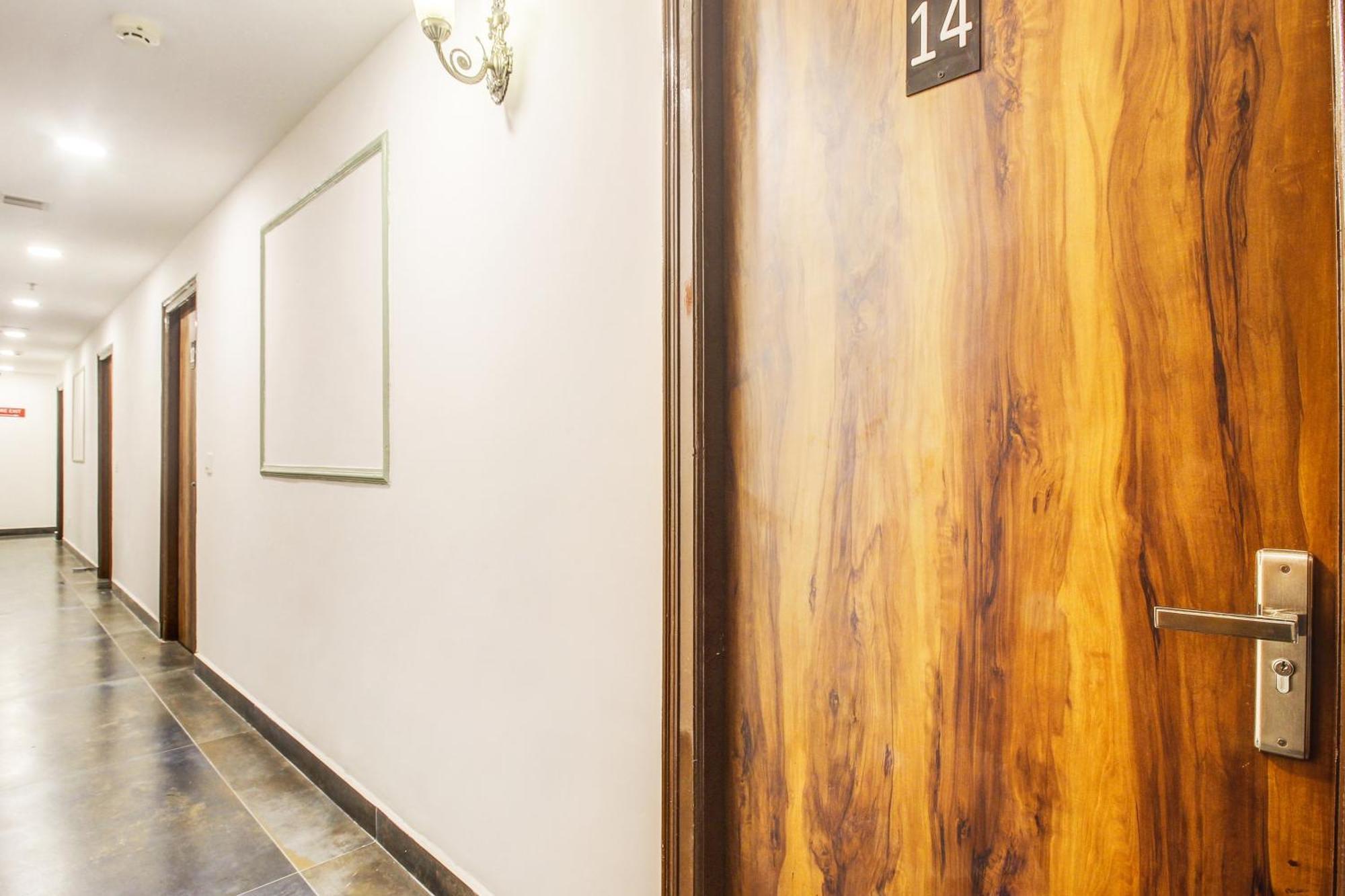 Super Townhouse Rcc Hotel Banjara Hills Hyderabad Exterior foto